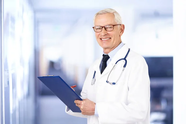 Portrét Postarší Mužský Lékař Držící Podložku Ruce Když Stojí Nemocnici — Stock fotografie