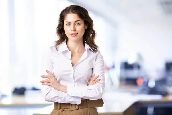 Portrait Shot Young Businesswoman Standing Arms Crossed Smiling While Standing — Stock Photo, Image