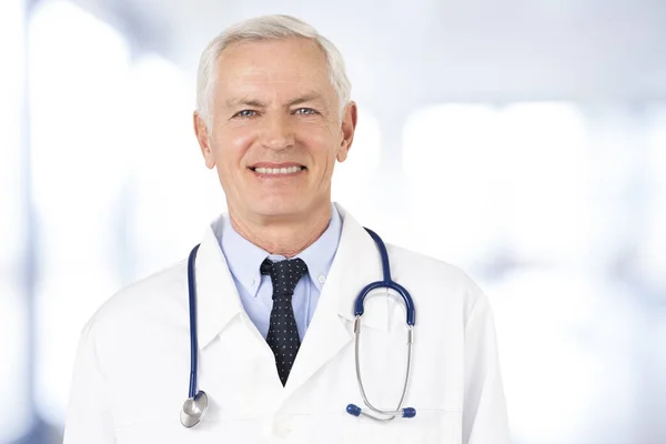 Retrato Médico Idoso Olhando Para Câmera Sorrindo Enquanto Estava Hospital — Fotografia de Stock