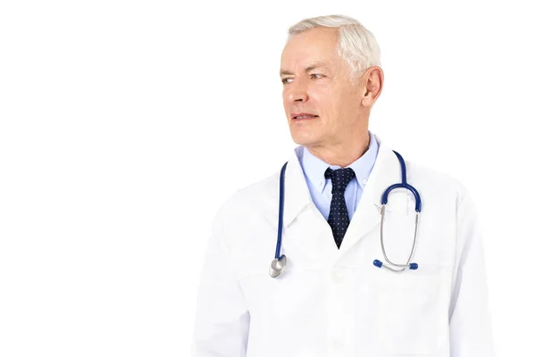 老年男医生头戴听诊器 身穿制服 站在孤立的白色背景下的肖像照片 — 图库照片