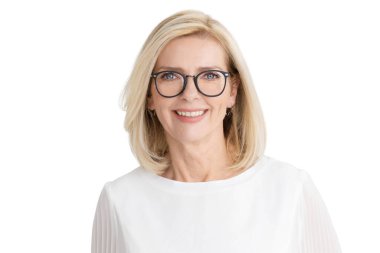 Güzel, yaşlı bir kadının, izole edilmiş beyaz arka planda durup kameraya bakıp gülümsemesinin vesikalığı.. 