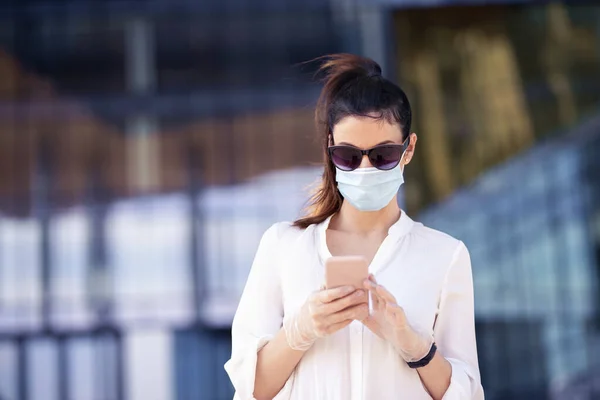 코로나 바이러스가 유행하는 비즈니스 앞에서 전화로 마스크를 메시지를 보내는 자신있는 — 스톡 사진