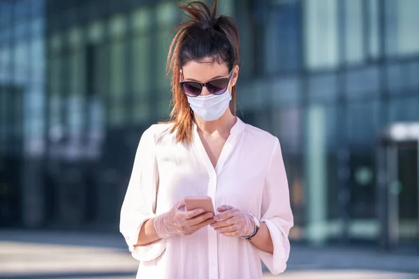 코로나 바이러스가 유행하는 비즈니스 앞에서 전화로 마스크를 메시지를 보내는 자신있는 — 스톡 사진