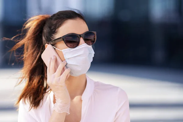 코로나 바이러스가 유행하는 비즈니스 마스크를 휴대폰으로 누군가와 이야기하는 자신있는 여성의 — 스톡 사진