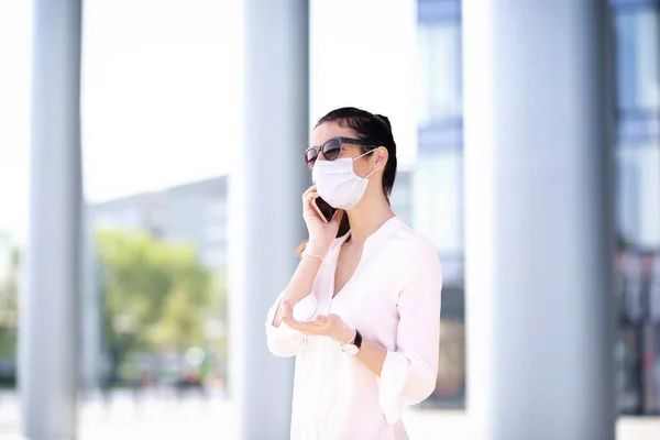 Close Mulher Confiante Usando Máscara Facial Conversando Com Alguém Seu — Fotografia de Stock