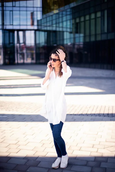 Tiro Longitud Completa Mujer Negocios Estresada Con Camisa Blanca Gafas — Foto de Stock