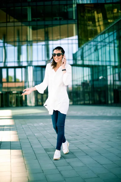 Tirador Longitud Completa Atractiva Mujer Negocios Con Camisa Blanca Gafas — Foto de Stock