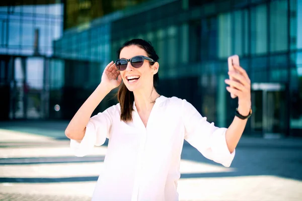 Foto Mujer Feliz Con Gafas Sol Camisa Blanca Mientras Toma — Foto de Stock