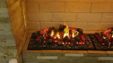  Şömine iç ahşap ile. Simüle edilmiş yangın