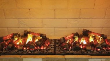 Şömine iç ahşap ile. Simüle edilmiş yangın