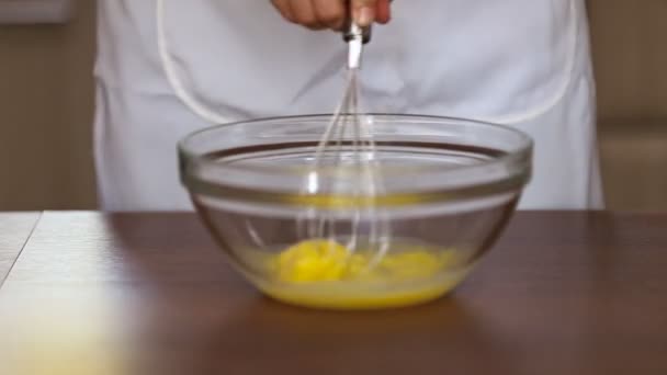 Шеф-повар взбивает взбитые сливки — стоковое видео