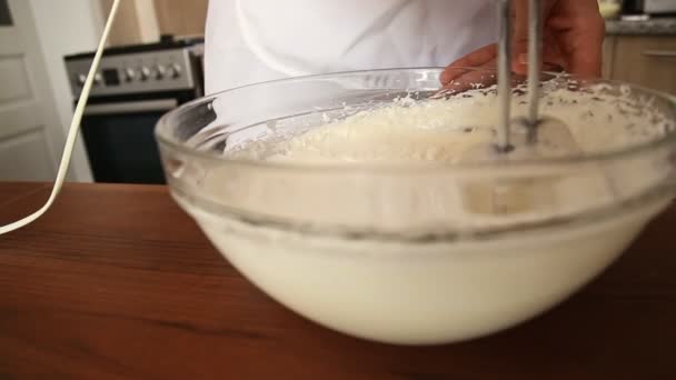 Шеф-повар смешивает сливочный торт — стоковое видео