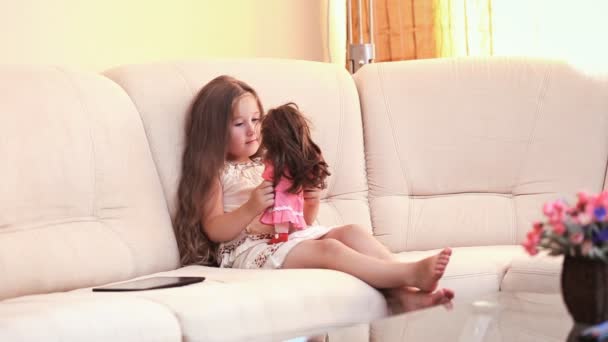Kleines Mädchen mit dem Tablet — Stockvideo