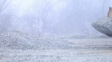 buldozer çakıl toprakları üzerinde yayılır
