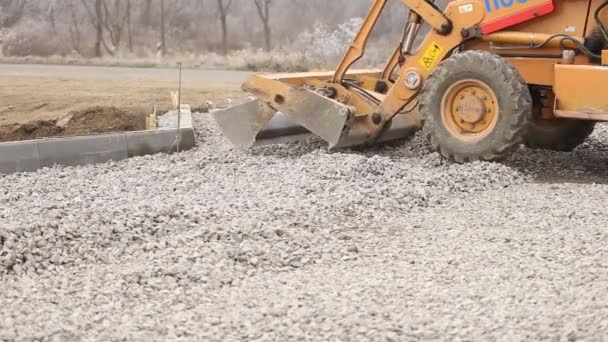 Bulldozer espalha cascalho no território — Vídeo de Stock