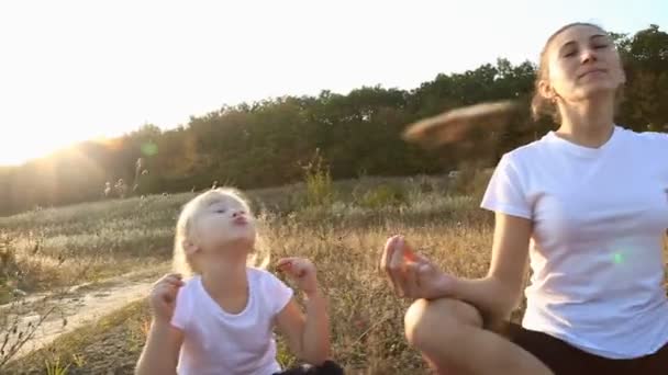 Moeder en dochter doen yoga — Stockvideo