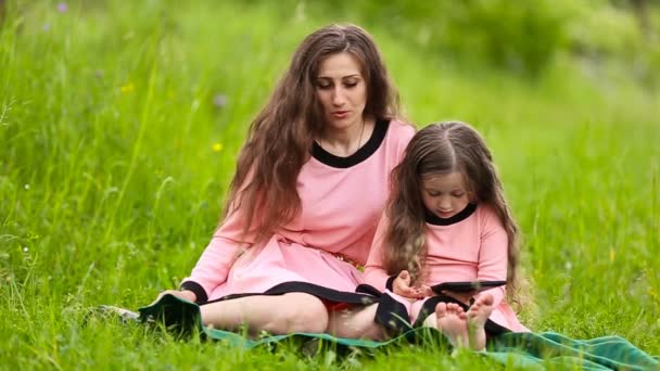 Mãe com sua filha e tablet — Vídeo de Stock