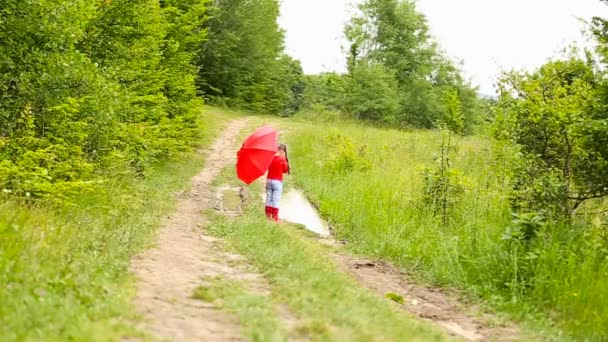 Girl with red umbrella — Stock Video