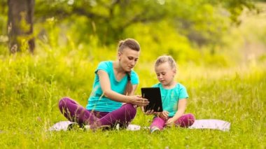 Plaka bakan bir çocuk ile anne