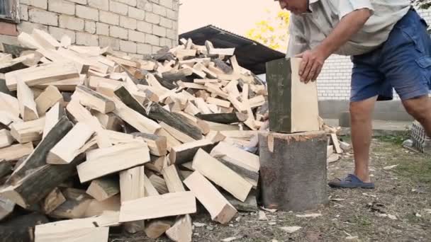 Hombre corriendo con un hacha — Vídeo de stock