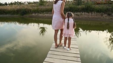 Anne ile kızı yürüyüş