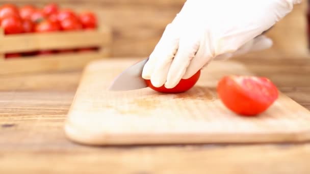 Meisje snijdt tomaten closeup — Stockvideo