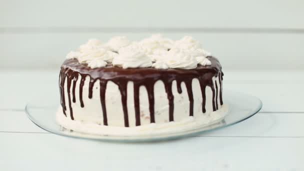 Pastel blanco cubierto con chocolate y crema — Vídeos de Stock