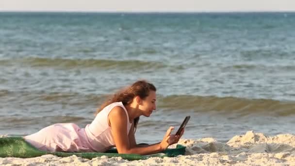 Hermosa chica con una tableta — Vídeo de stock