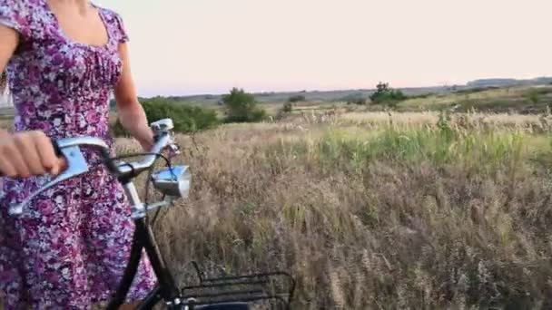 Mom with her daughter and the bike — Stock Video