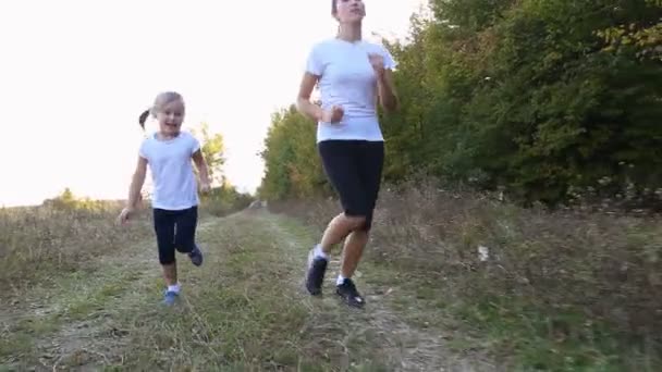 Mamá e hija corriendo — Vídeos de Stock