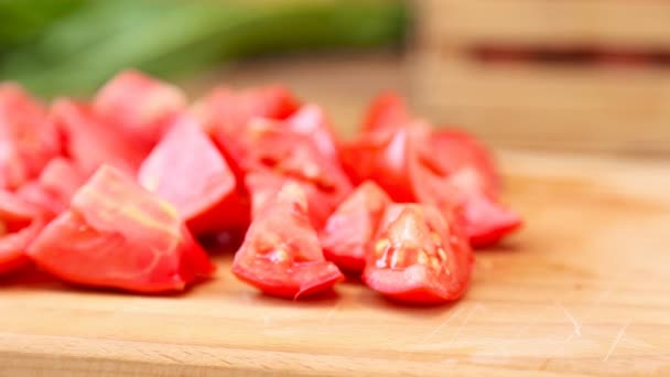 Rodajas de tomate maduro — Vídeo de stock