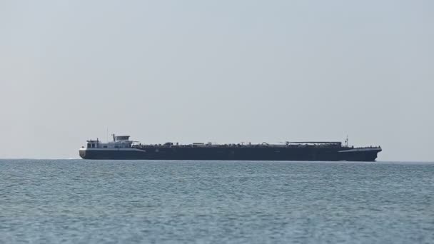 Barco flotante en el mar — Vídeo de stock