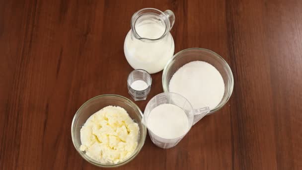 Uova, latte, formaggio e farina — Video Stock