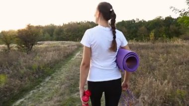 bir egzersiz ile yürüyen kadın