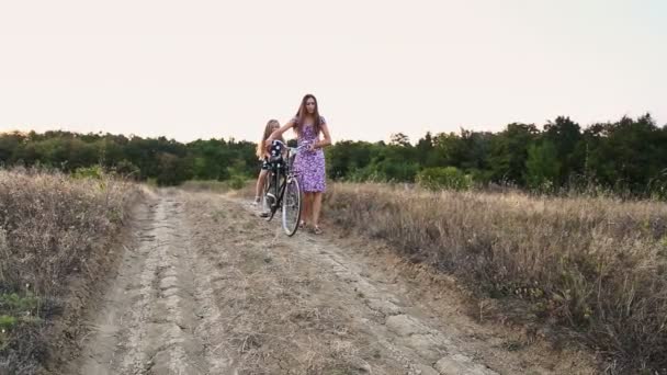 Mamá con su hija y la bicicleta — Vídeo de stock