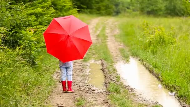 Menina com guarda-chuva vermelho — Vídeo de Stock