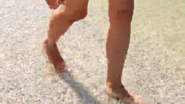 Meisje lopen op blote voeten — Stockvideo