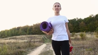 bir egzersiz ile yürüyen kadın