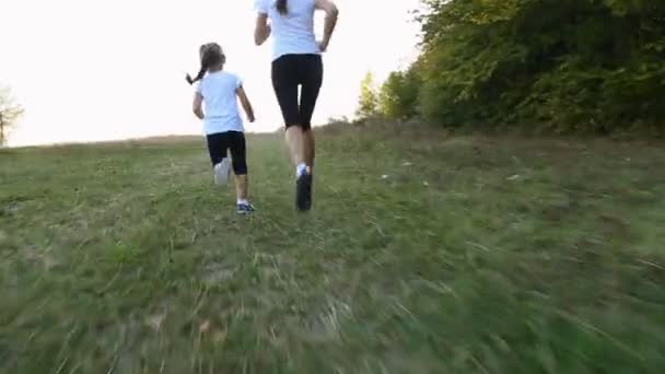 Мама и дочь бегут — стоковое видео