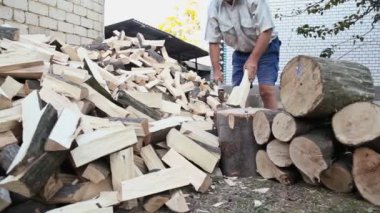 bir balta ile koşan adam