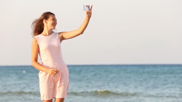 Meisje doet selfie met je telefoon — Stockvideo