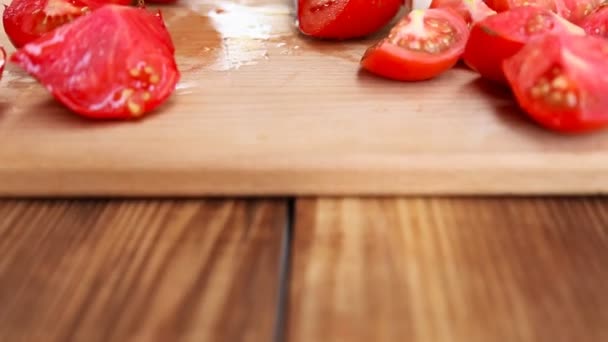 Дівчина ріже помідори крупним планом — стокове відео