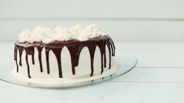 Pastel blanco cubierto con chocolate y crema — Vídeo de stock