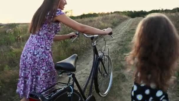 Mom with her daughter and the bike — Stock Video