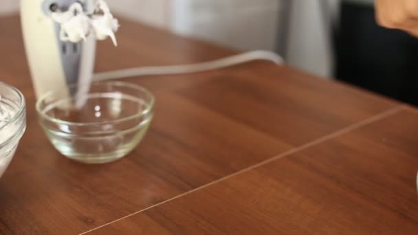 厨师鞭子扫奶油 — 图库视频影像