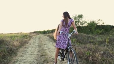 Anne ile kızı ve Bisiklet