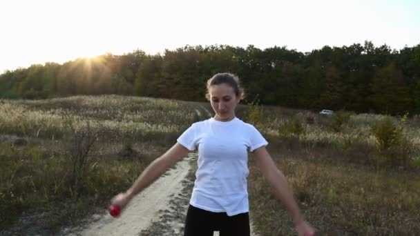 Mujer entrena con pesas — Vídeo de stock