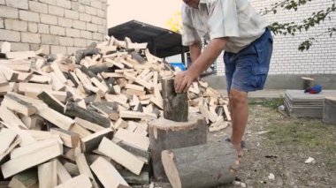 bir balta ile koşan adam