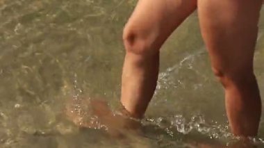 kız çıplak ayak yürüyüş