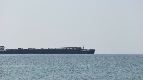 Barco flotante en el mar — Vídeo de stock